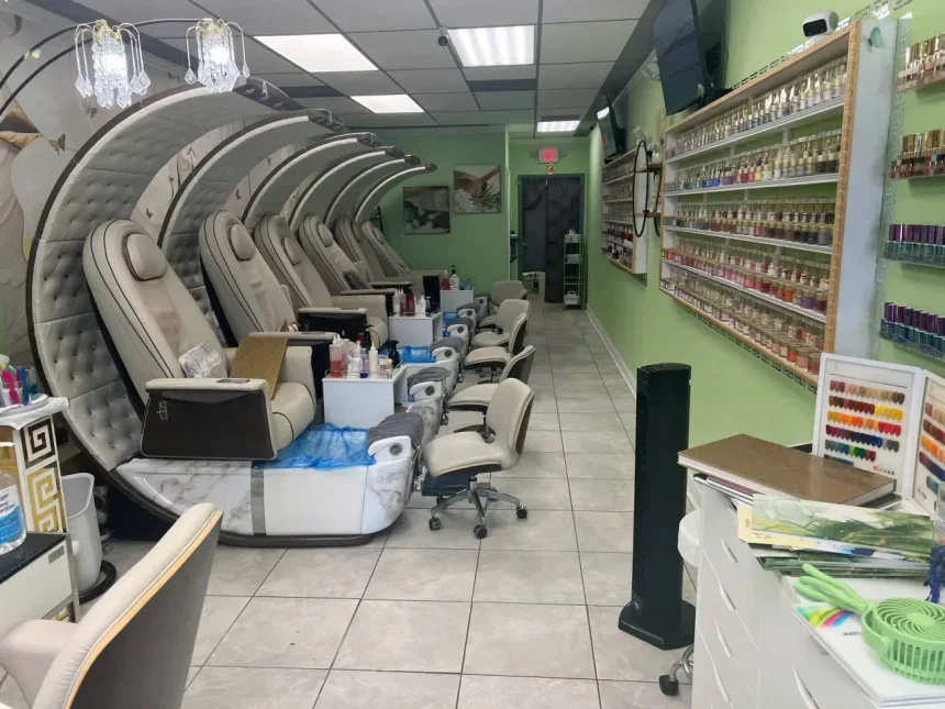 Sang Tiệm Nails Tại Jacksonville Beach, Florida - hình 2