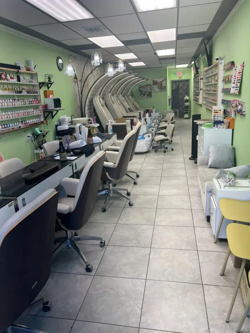Sang Tiệm Nails Tại Jacksonville Beach, Florida - hình 3